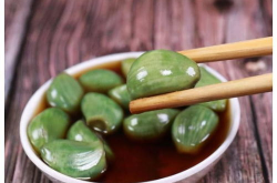 夏天腌制腊八蒜的制作方法,夏季腊八蒜腌制攻略