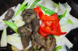 葱爆海参怎么做,传统鲁菜的经典做法与烹饪技巧